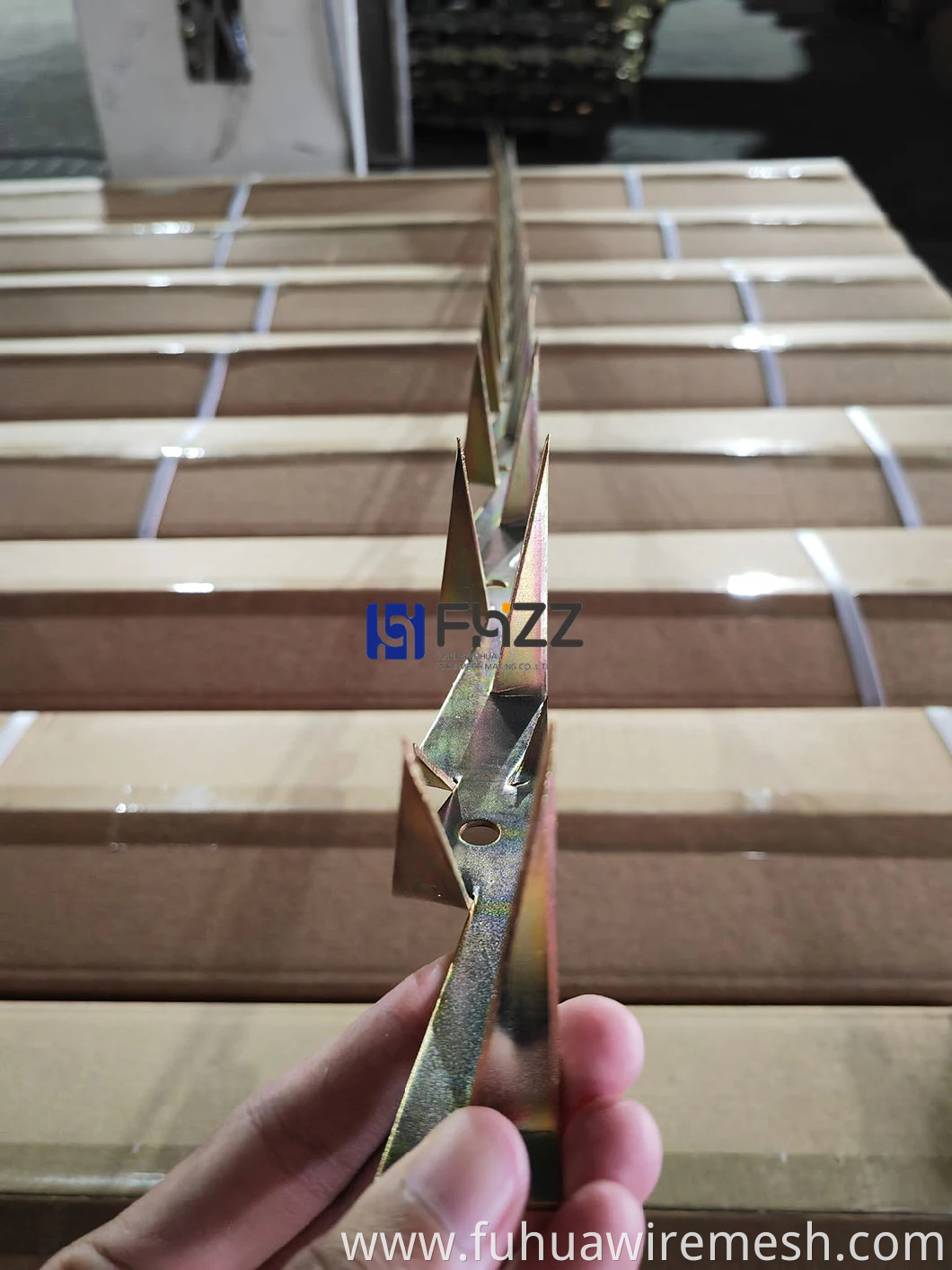 Hot Dipped Galvanized Small Wall Spikes with Yellow Colored Appearance